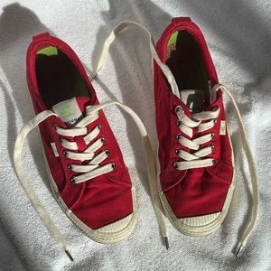 Red canvas Cariuma OCA Low sz 7